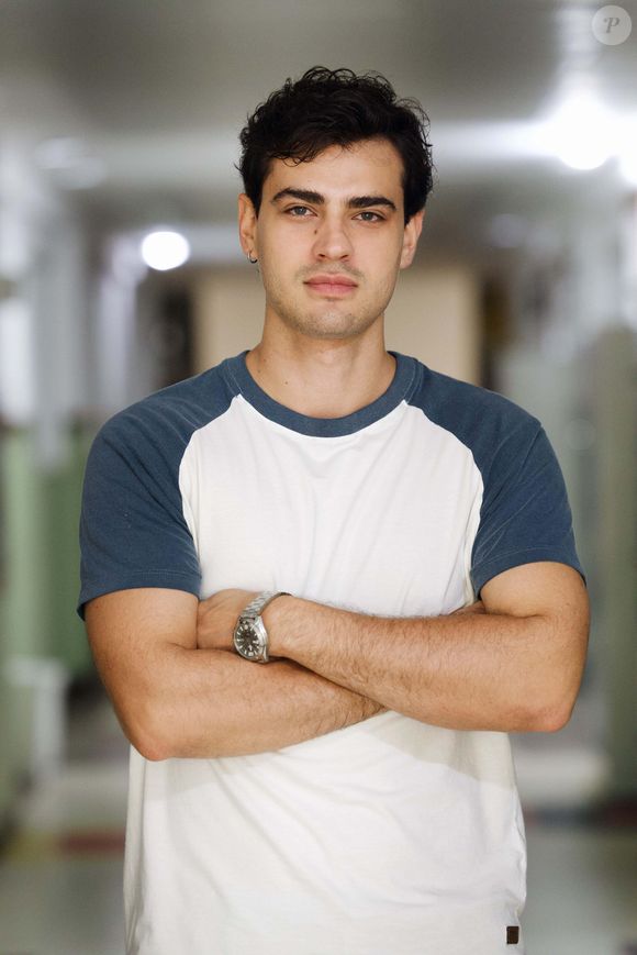 Caco (Pedro Alves) - Estudou Marketing com Leona no passado. Boêmio, sensível e nada confiável, é extremamente divertido e está sempre pronto para curtir uma balada, mas também sabe arrumar confusão.