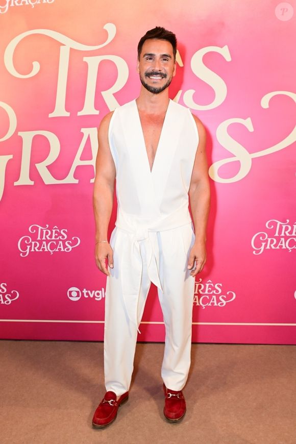 Julio Rocha interpreta Edilberto na trama de Aguinaldo Silva, um capanga de Santiago Ferette. O galã tem 1,80m de altura