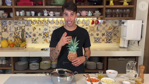 Depois de um tempo, acrescente os legumes de cozimento mais rápido, como a abóbora e o quiabo
