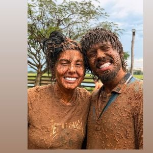 "Na lama, a vaidade se desfaz e o que sobra é o que realmente importa, o riso sincero, o olhar verdadeiro e a leveza de quem não precisa provar nada para ninguém", escreveu Poliana Rocha