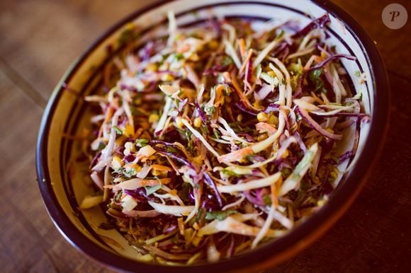 Salada simples de repolho é aquela para o dia a dia que combina muito bem com um churrasco