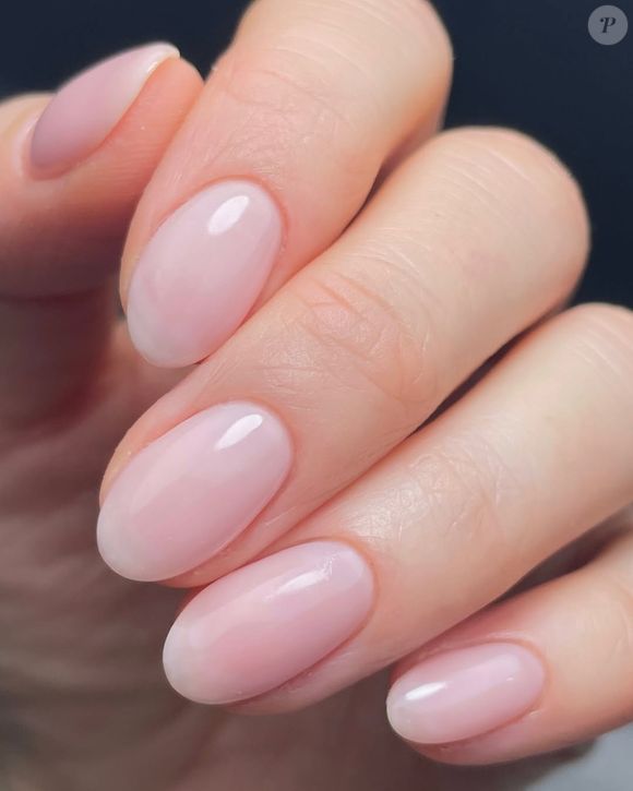 Para fazer agora mesmo em casa as unhas soap nails, use esmaltes brancos mais leitosos, como 'renda' ou 'véu'; rosa clarinho ou nude também são boas apostas.