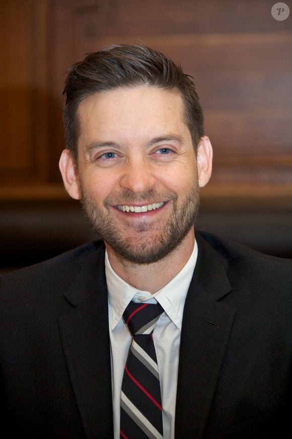 Uma declaração antiga de Tobey Maguire sobre açúcar e bolo de aniversário resgata uma reflexão sobre como equilibrar limites e liberdade na criação dos filhos