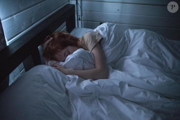Segundo a psicologia, isso favorece o relaxamento e torna o momento de dormir mais fácil, sendo ideal para algumas pessoas