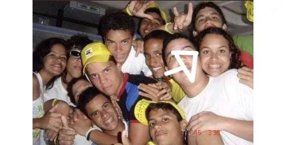 Sarah Andrade era morena na época da escola, conforme mostra essa foto divulgada na época do 'BBB 21'