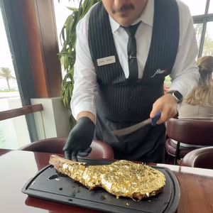 O casal também saboreou um Tomahawk Dourado, que consiste em um corte nobre do boi composto pelo bife ancho (ou ribeye) com um osso da costela de cerca de 30 cm