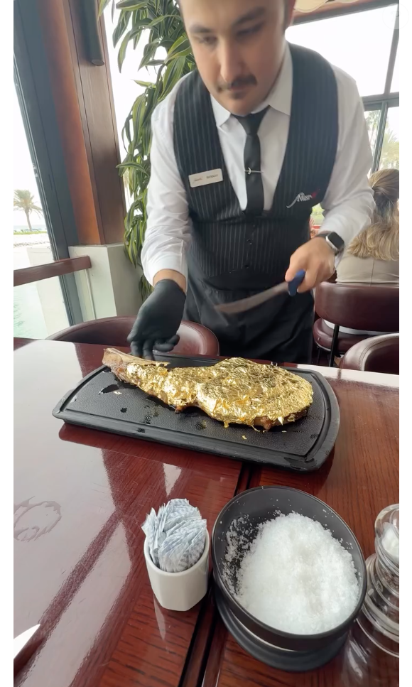 O casal também saboreou um Tomahawk Dourado, que consiste em um corte nobre do boi composto pelo bife ancho (ou ribeye) com um osso da costela de cerca de 30 cm