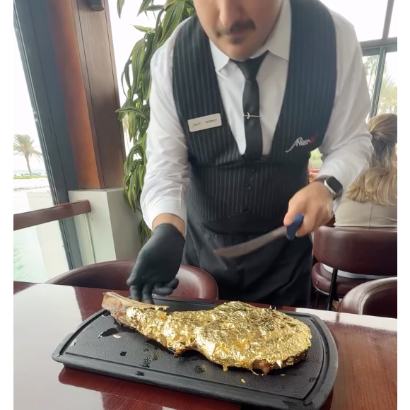 O casal também saboreou um Tomahawk Dourado, que consiste em um corte nobre do boi composto pelo bife ancho (ou ribeye) com um osso da costela de cerca de 30 cm