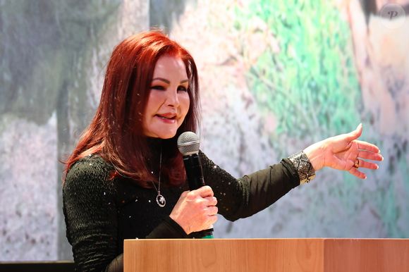 Priscilla Presley quebrou o silêncio sobre as graves acusações que sofreu de ex-sócios