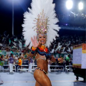 Viviane Araujo: atriz acenou para fotógrafo enquanto desfilava pela Mancha Verde