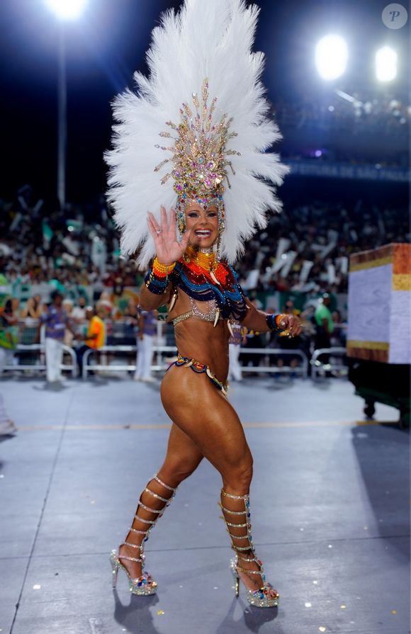 Viviane Araujo: atriz acenou para fotógrafo enquanto desfilava pela Mancha Verde