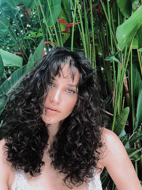 A influenciadora Mónica do @pa_rizos_los_mios tem uma maneira muito simples e eficaz de deixar seus cachos definidos e soltinhos