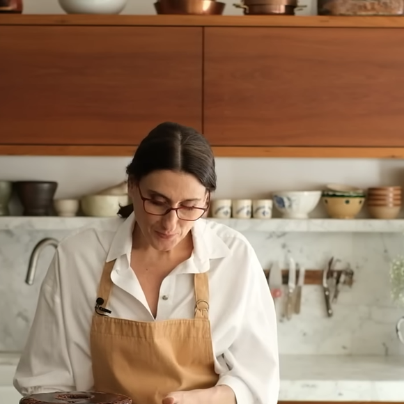 Bolo de cenoura sem glúten de Paola Carosella fica divino e com a mesma textura do original