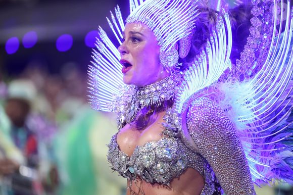 Paolla Oliveira emocionada em adeus da Grande Rio: 2025 será o último ano da atriz no posto de Rainha de Bateria