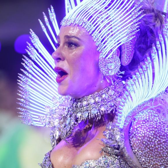 Paolla Oliveira emocionada em adeus da Grande Rio: 2025 será o último ano da atriz no posto de Rainha de Bateria