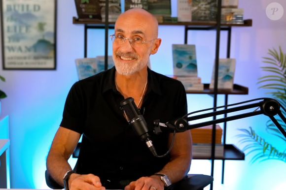 Em um de seus vídeos educativos, o professor de Harvard, Dr. Arthur C. Brooks, explorou maneiras de ser feliz e afirmou que, após diversos estudos , "as pessoas mais felizes ao longo da vida compartilham este hábito: elas continuam aprendendo".