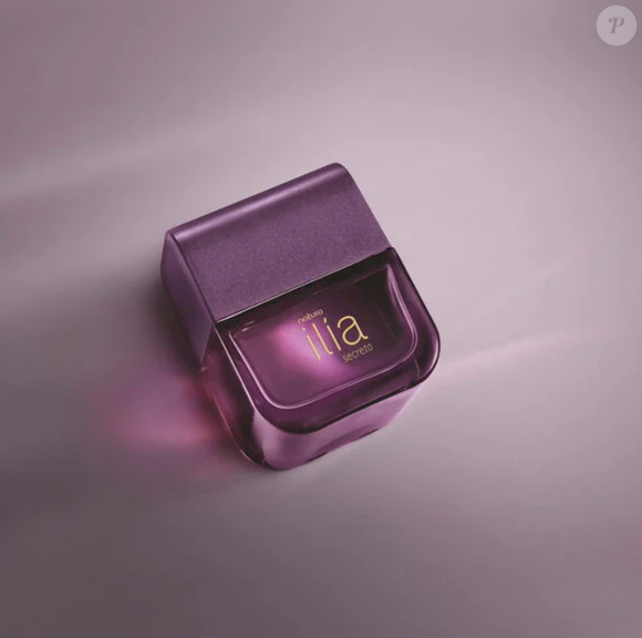 O Perfume Ilía Secreto, da Natura, é famoso por suas notas sedutoras e envolventes. Ele revela acordes de mandarina, jasmim, orquídea, além de musk, cedro, acorde gourmand de café e baunilha.