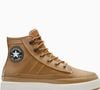 O Chuck Taylor All Star Equip Waterproof, da Converse, combina o visual robusto de uma bota com recursos pensados para enfrentar dias de chuva e mudanças repentinas no clima. O modelo conta com cabedal de couro integral impermeável, que ajuda a impedir a entrada de água