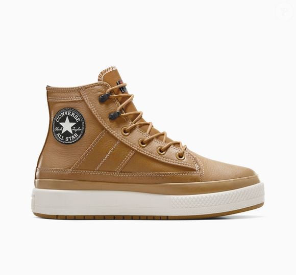 O Chuck Taylor All Star Equip Waterproof, da Converse, combina o visual robusto de uma bota com recursos pensados para enfrentar dias de chuva e mudanças repentinas no clima. O modelo conta com cabedal de couro integral impermeável, que ajuda a impedir a entrada de água