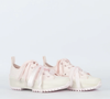 O Converse Run Star Hike Ox Peached Pretty Pink Amendoa Pink está anunciado por R$ 449,90 no site da Virus 41. Entre os detalhes do modelo estão a tonalidade rosa-amendoada, o par extra de cadarços de cetim e a plataforma de aproximadamente 5,5 cm, cuja altura pode variar conforme o tamanho do tênis
