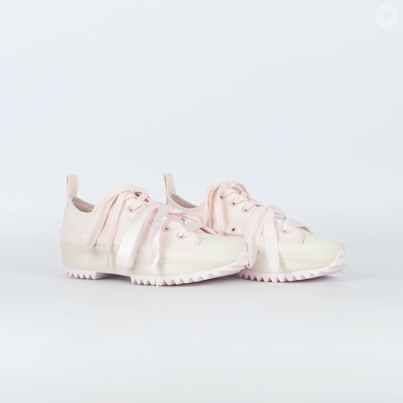 O Converse Run Star Hike Ox Peached Pretty Pink Amendoa Pink está anunciado por R$ 449,90 no site da Virus 41. Entre os detalhes do modelo estão a tonalidade rosa-amendoada, o par extra de cadarços de cetim e a plataforma de aproximadamente 5,5 cm, cuja altura pode variar conforme o tamanho do tênis