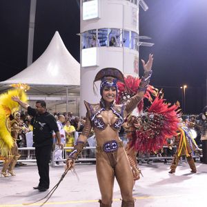 Quase dez anos antes do Carnaval 2026, Sabrina Sato viveu um dos momentos mais tensos de sua trajetória no samba ao desfilar sem o costeiro da fantasia