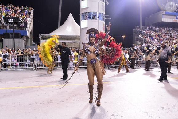 Quase dez anos antes do Carnaval 2026, Sabrina Sato viveu um dos momentos mais tensos de sua trajetória no samba ao desfilar sem o costeiro da fantasia