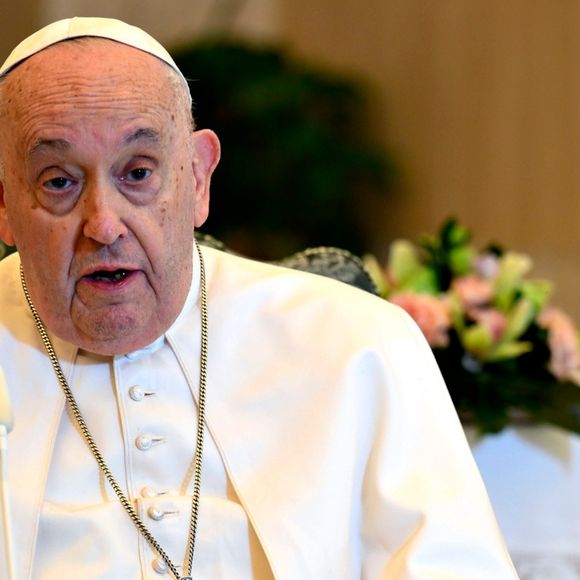 Papa Francisco teve uma 'leve melhora' no quadro de saúde, saindo do estágio 'crítico', disseram as novas informações.