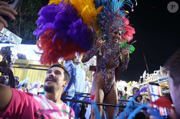 Sabrina Sato foi um dos grandes destaques da Vila Isabel no Carnaval 2026 e emocionou ao lado de Nicolas Prattes na Marquês de Sapucaí