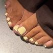Cinco cores de esmalte para os pés que estão na moda e vão fazer você querer usar sandálias até no Inverno 2026