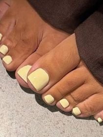 Cinco cores de esmalte para os pés que estão na moda e vão fazer você querer usar sandálias até no Inverno 2026