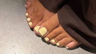 Cinco cores de esmalte para os pés que estão na moda e vão fazer você querer usar sandálias até no Inverno 2026