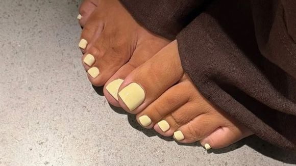 Cinco cores de esmalte para os pés que estão na moda e vão fazer você querer usar sandálias até no Inverno 2026