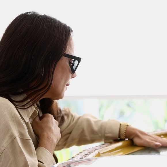 Viviane Araujo fez carinho no corpo do sambista em velório