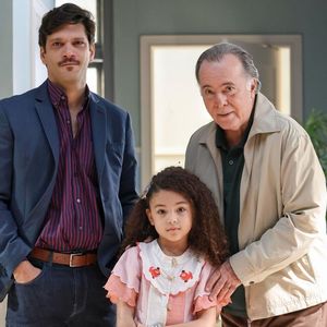 O que acontece com Sofia (Elis Cabral) em 'Dona de Mim'? Após morte de Abel (Tony Ramos), menia será deixada na praia por Vanderson (Armando Babaioff)