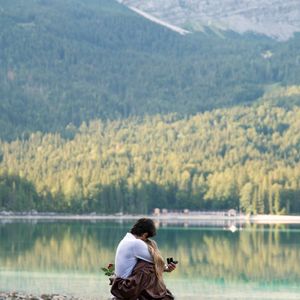 O pedido de casamento de Luísa Sonza aconteceu diante das montanhas e do lago de Eibsee, na Alemanha; após compartilhar o momento e o anel de noivado, a cantora recebeu mensagens de carinho de fãs e famosos
