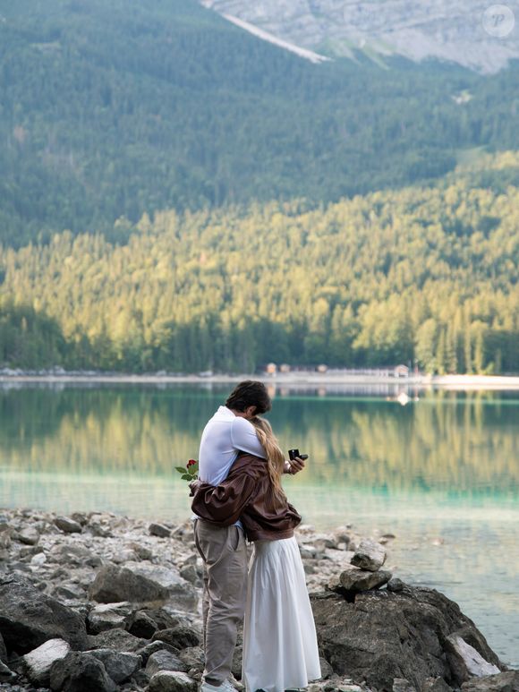 O pedido de casamento de Luísa Sonza aconteceu diante das montanhas e do lago de Eibsee, na Alemanha; após compartilhar o momento e o anel de noivado, a cantora recebeu mensagens de carinho de fãs e famosos