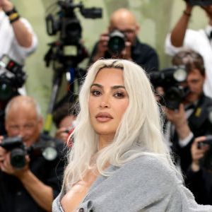 Kim Kardashian chama atenção pelo seu corpo super definido e faz sucesso na web com curvas marcadas