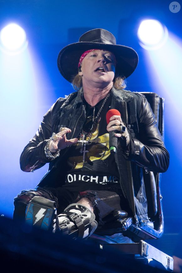 Até mesmo com o pé quebrado Axl Rose nunca dispensou seus compromissos no palco