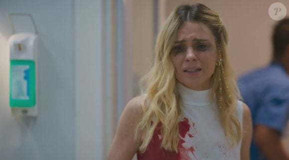 Após Marco Aurélio ser baleado, a personagem Leila, interpretada por Carolina Dieckmmann, aparece aos prantos e com a maquiagem visivelmente borrada