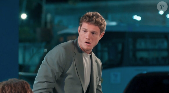 Leonardo (Pedro Novaes) destrata Viviane (Gabriela Loran) após descobrir que ela é transexual: "Saía correndo", diz ele