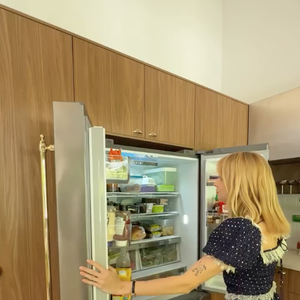 Geladeira de Isa Scherer é inverter, tem duas portas e duas gavetas gigantescas de freezer
