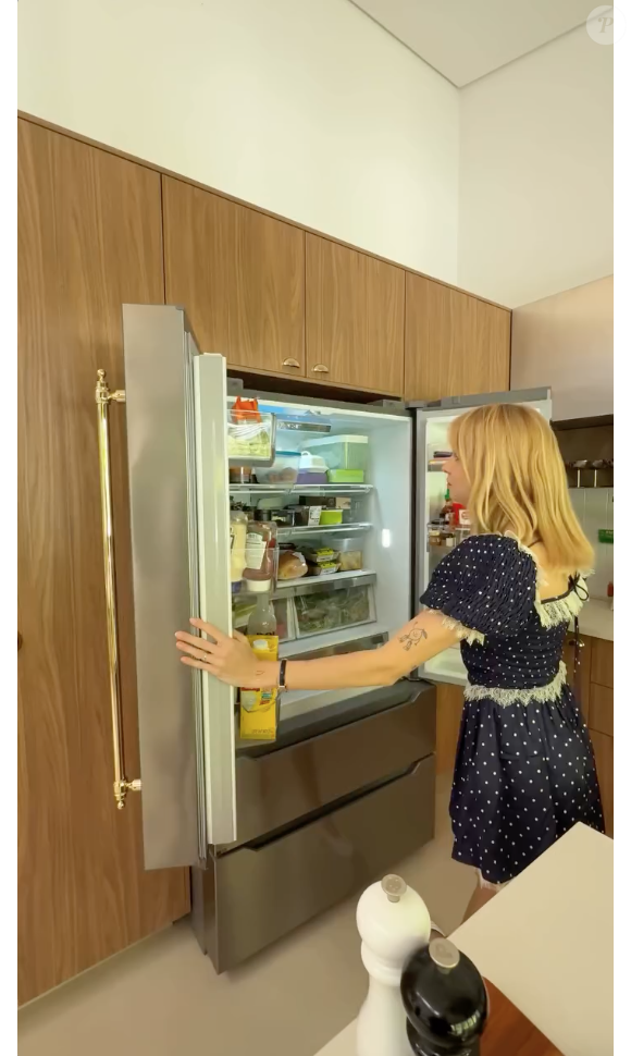 Geladeira de Isa Scherer é inverter, tem duas portas e duas gavetas gigantescas de freezer