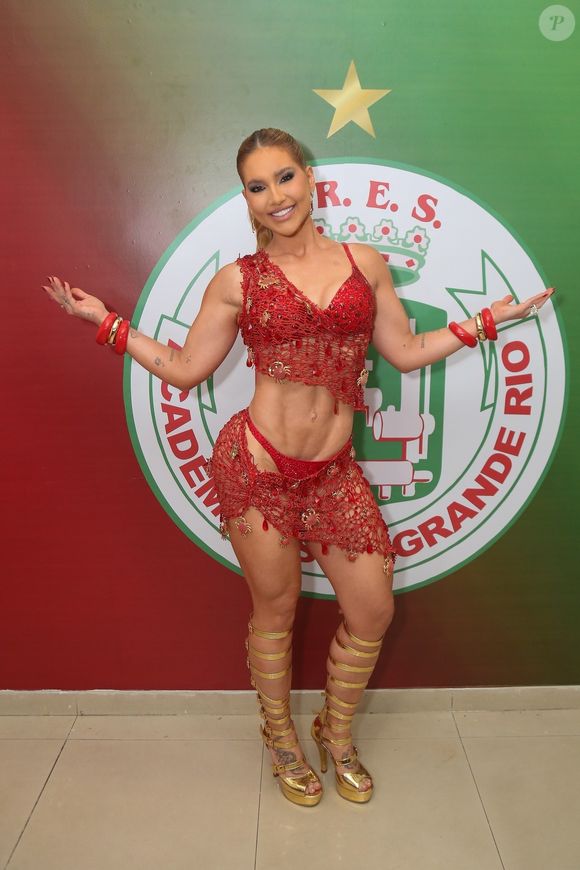 Rainha de Bateria da Grande Rio, Virgínia Fonseca segue uma dieta saudável para manter seu corpo em forma