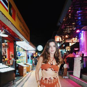 Durante uma viagem para a Tailândia, Giovanna Lancellotti exibiu um novo tom de cabelo, meio acobreado