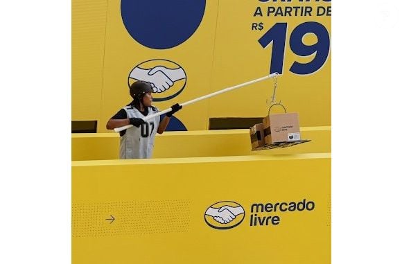 O segundo participante teve que pescar as caixas com os produtos correspondentes