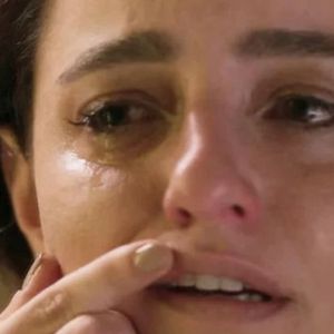 Novela 'Beleza Fatal': Gisela (Julia Stockler) se vinga do ex-marido, Rog (Marcelo Serrado)
