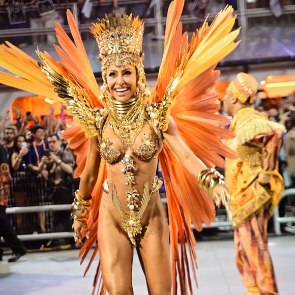 Sabrina Sato brilhou como rainha de bateria da Gaviões da Fiel por mais um ano