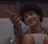 Tiago (Pedro Waddington) emociona-se com clássico em preto e branco no remake de 'Vale Tudo'