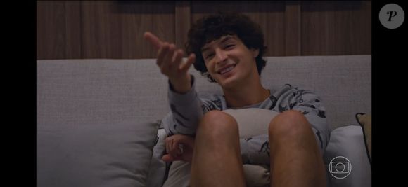 Tiago (Pedro Waddington) emociona-se com clássico em preto e branco no remake de 'Vale Tudo'